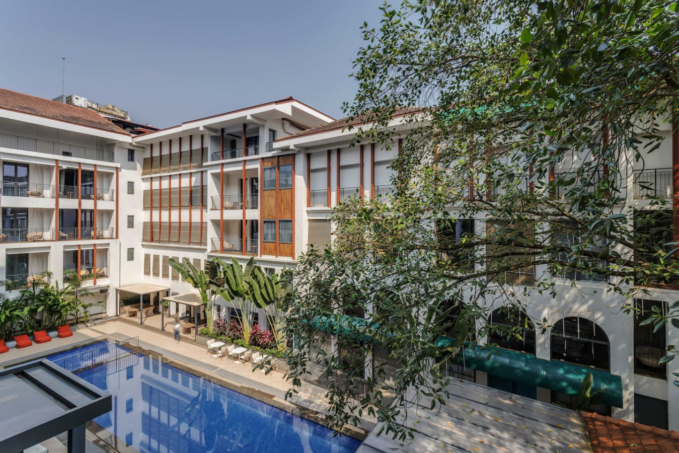 Hidden Gem | Luxe Suite w Pool View - 1km to Beach - 16