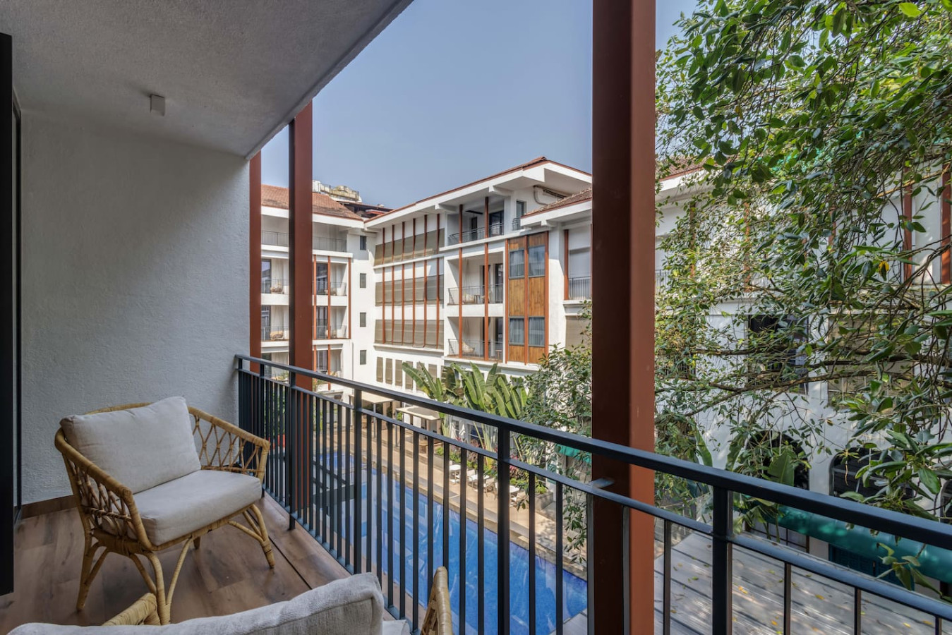 Hidden Gem | Luxe Suite w Pool View - 1km to Beach - 4