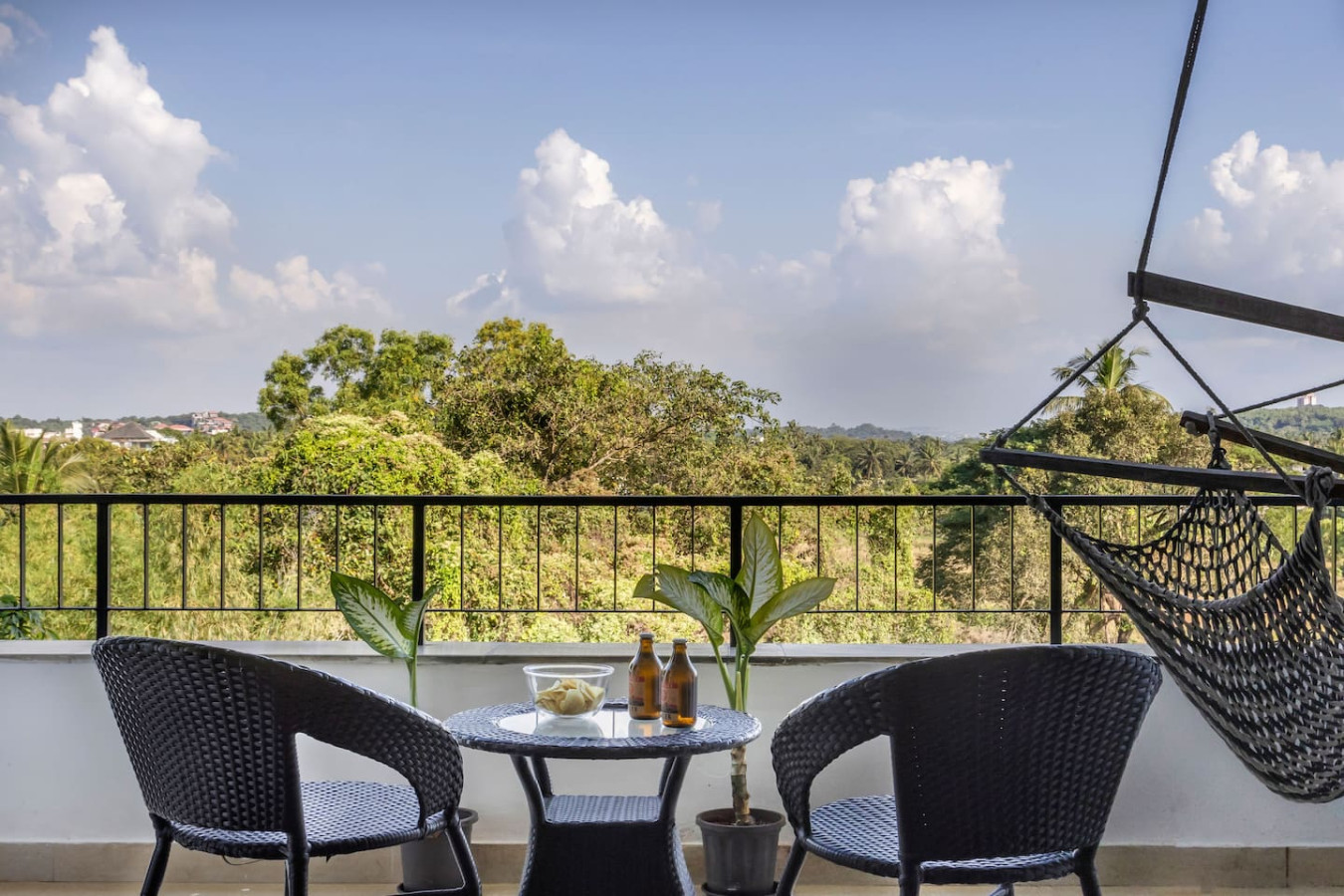 Serene 2BHK with Pool | 5 mins to Candolim Beach - 10