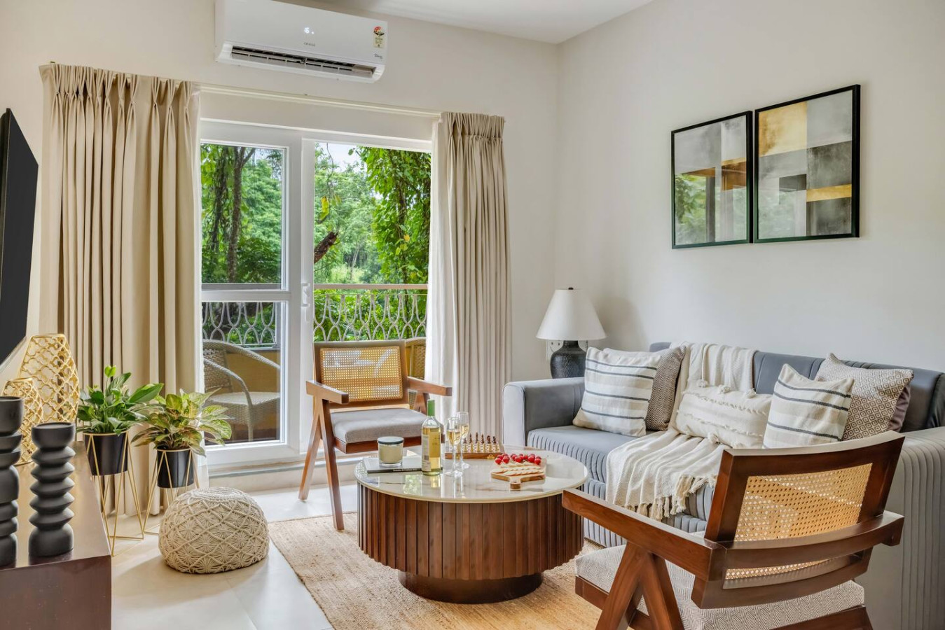 1BHK w Balcony and Pool - 5 mins to Candolim Beach - 2