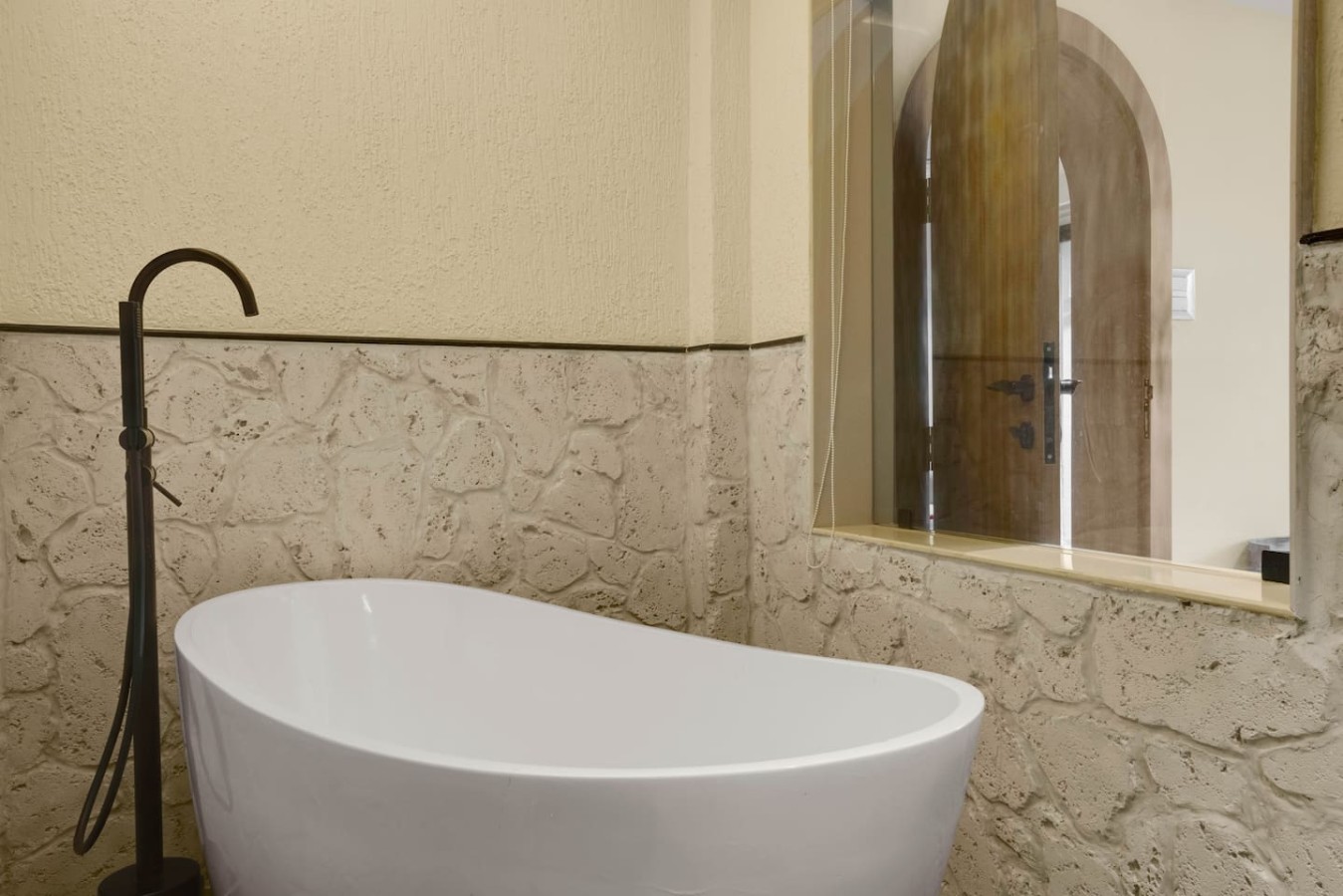 Modern 1BHK with Rooftop Pool Near Candolim Beach - 29