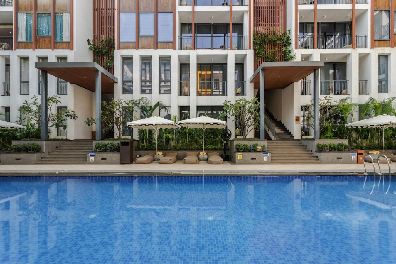 Hidden Gem | Luxe Suite w Pool View - 1km to Beach - 62