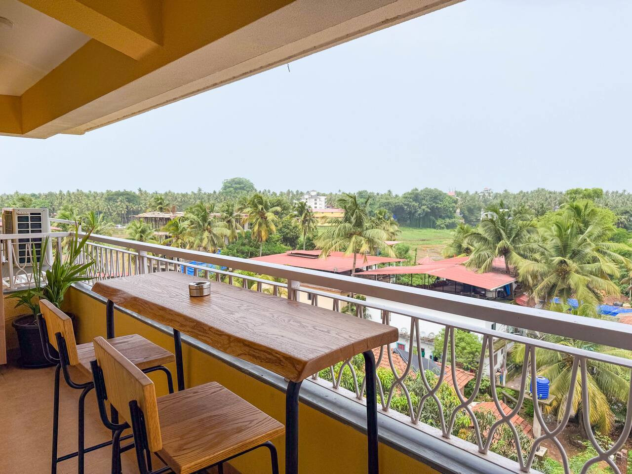 Spacious 2BR Apartment with Balcony near Candolim Beach - 4