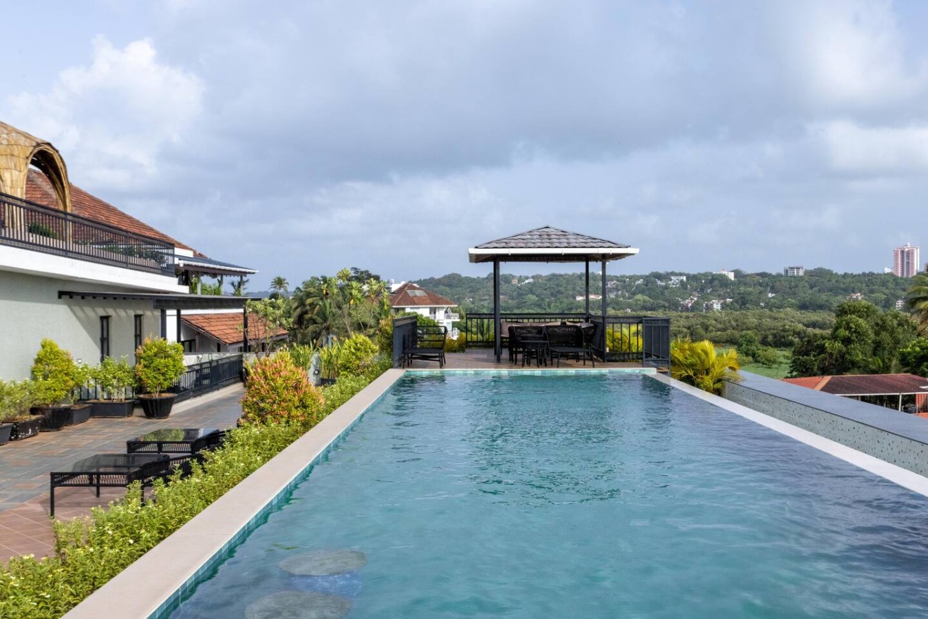 Modern 1BHK with Rooftop Pool Near Candolim Beach - 5