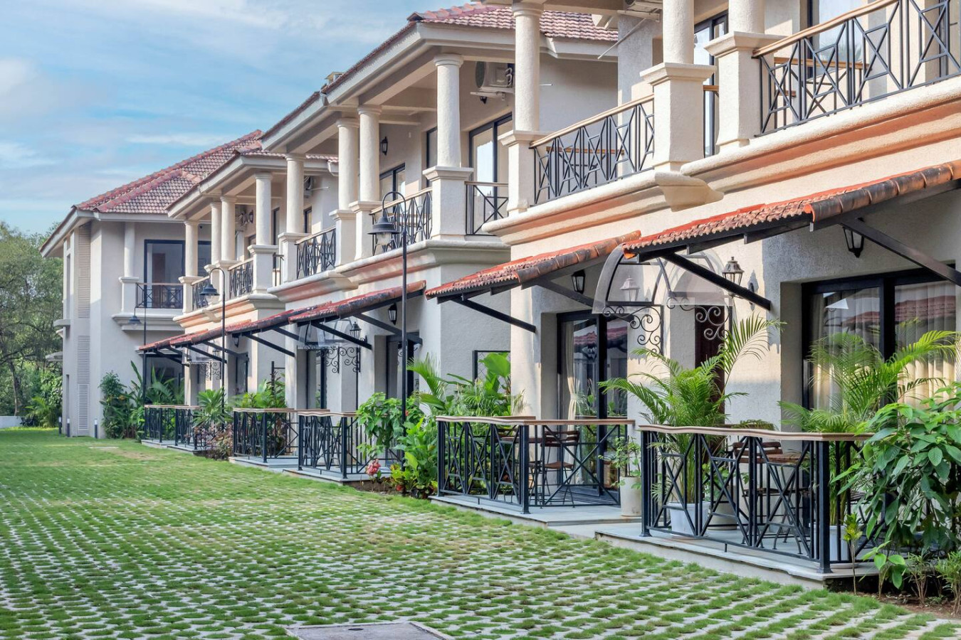 Modern 2BHK w Private Plunge Pool & Lawn | Siolim - 10
