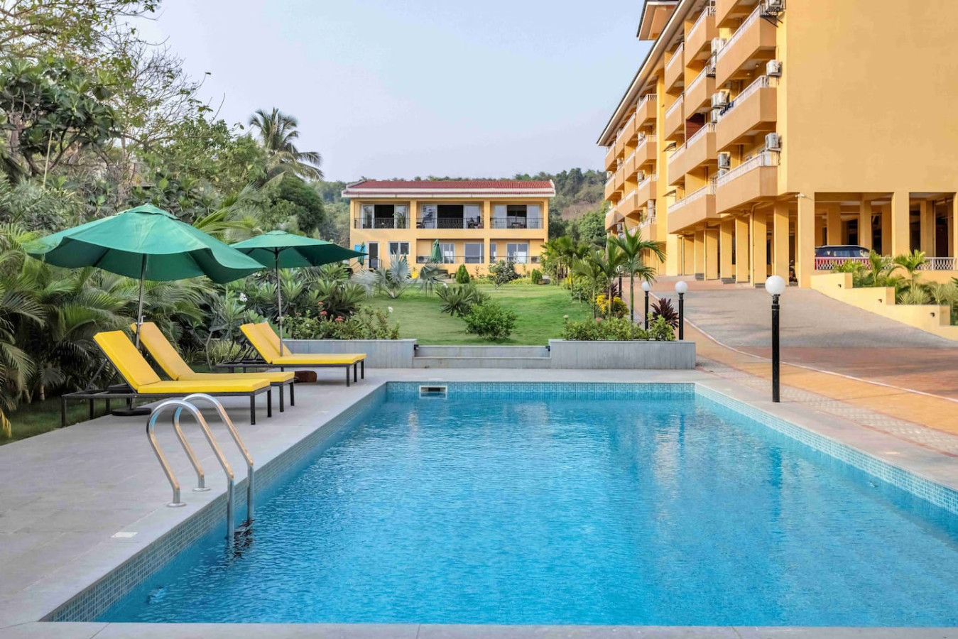 1BHK w Balcony and Pool - 5 mins to Candolim Beach - 4