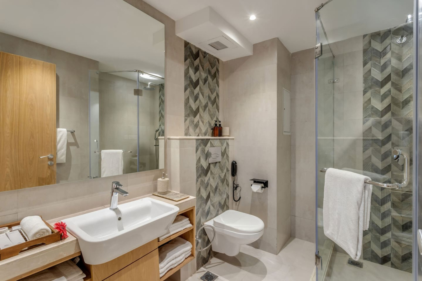 Hidden Gem | Luxe Suite w Pool View - 1km to Beach - 42