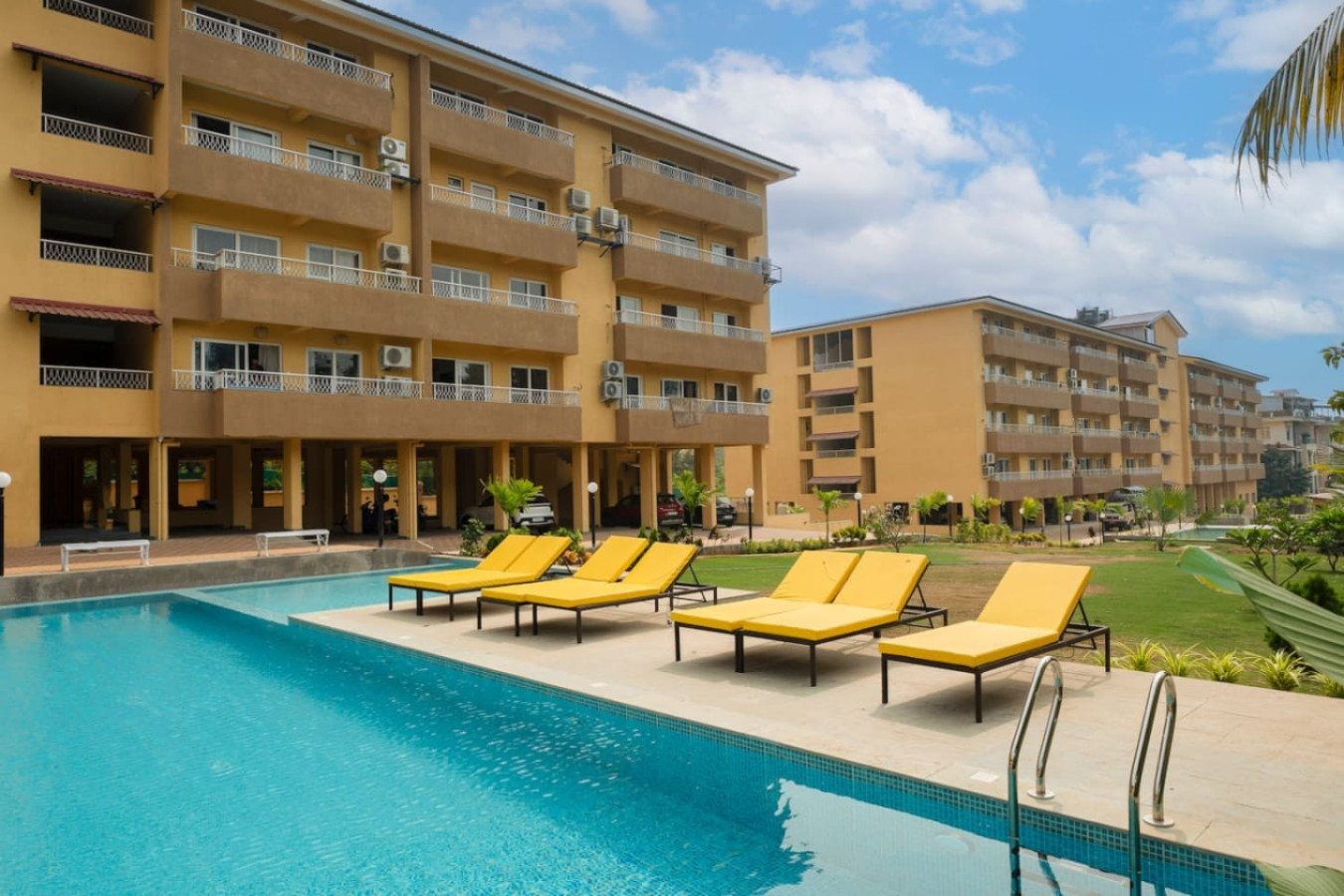 Spacious 2BR Apartment with Balcony near Candolim Beach - 10