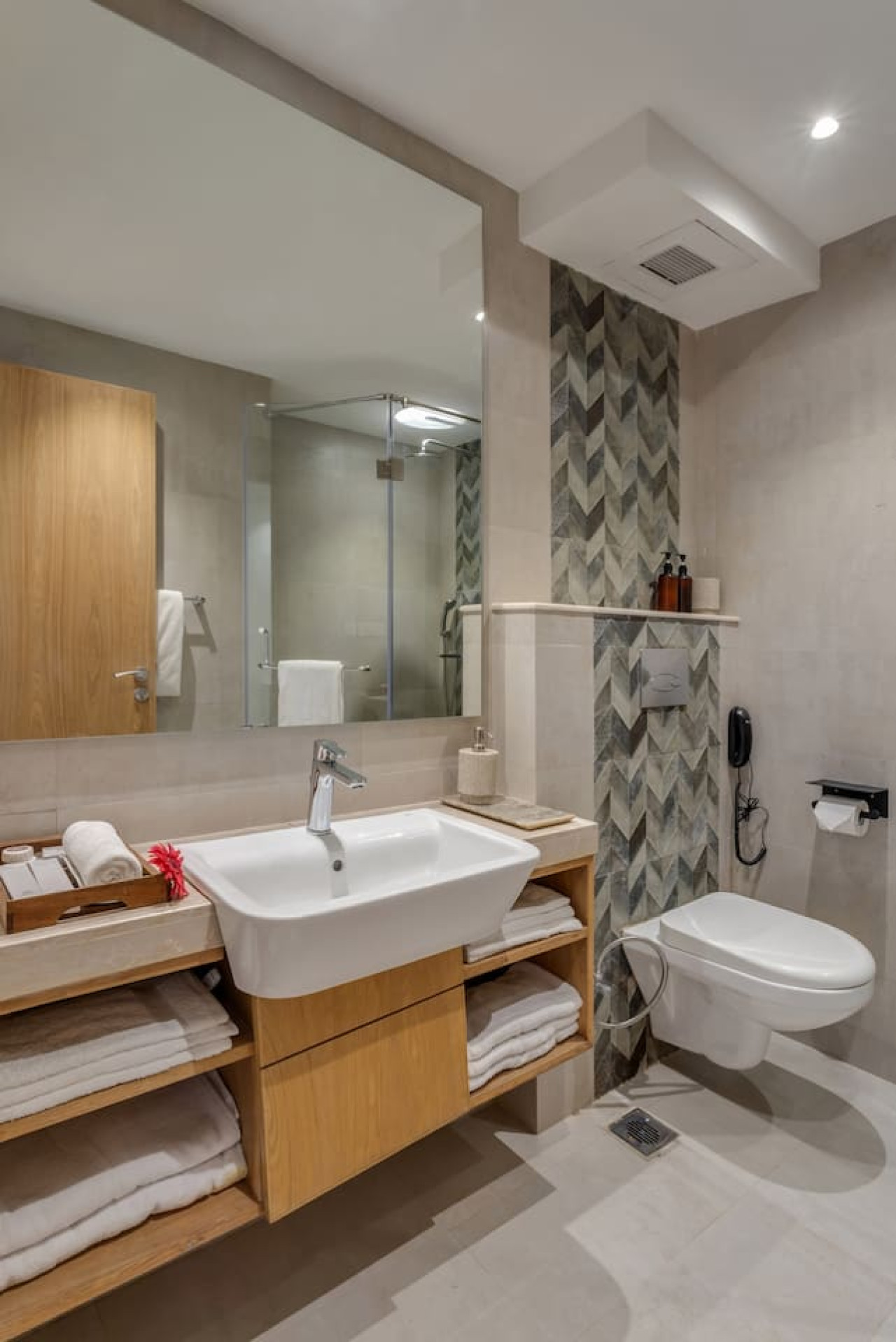 Hidden Gem | Luxe Suite w Pool View - 1km to Beach - 44