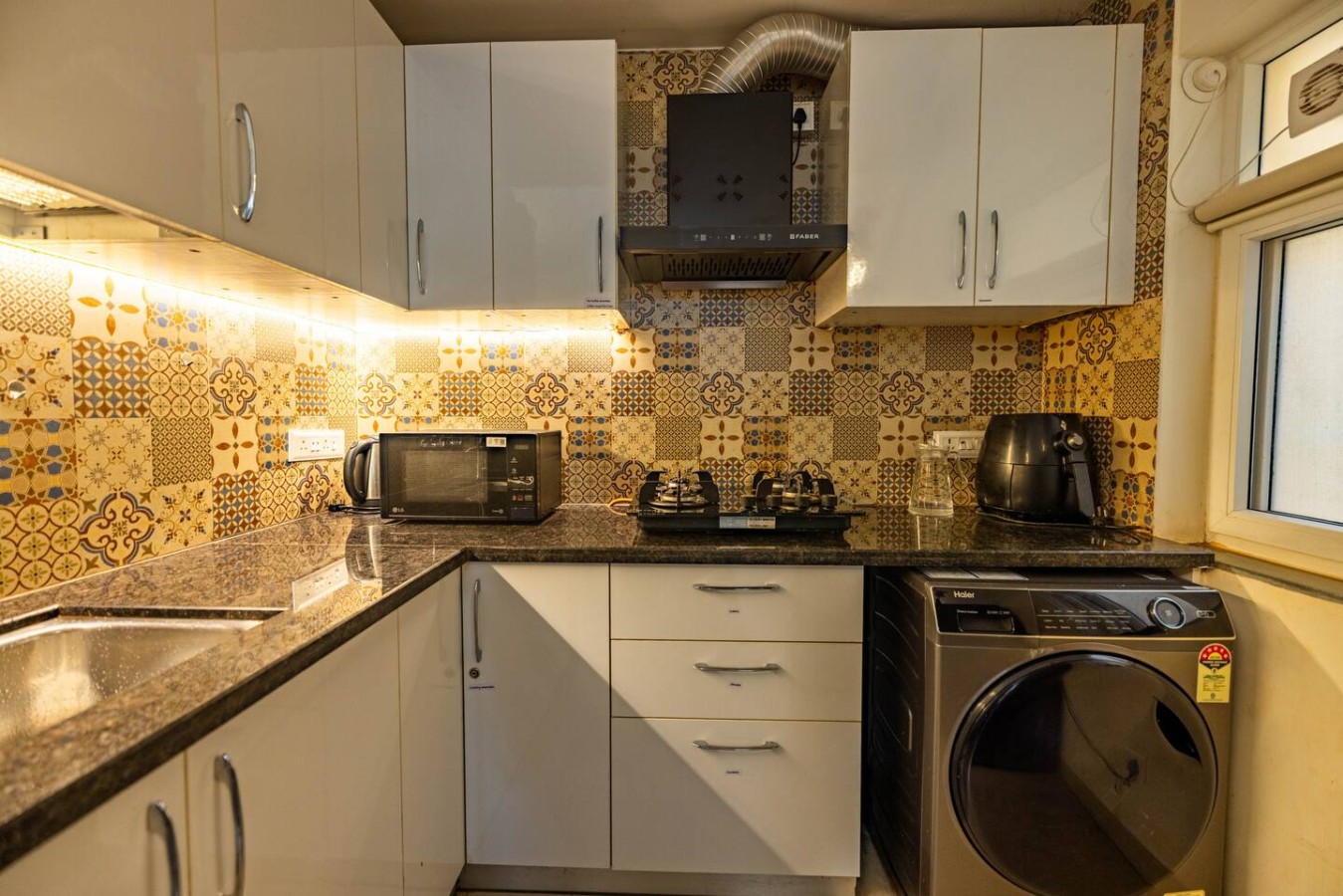 Modern 2BHK w Balcony & Pool near Candolim Beach - 11