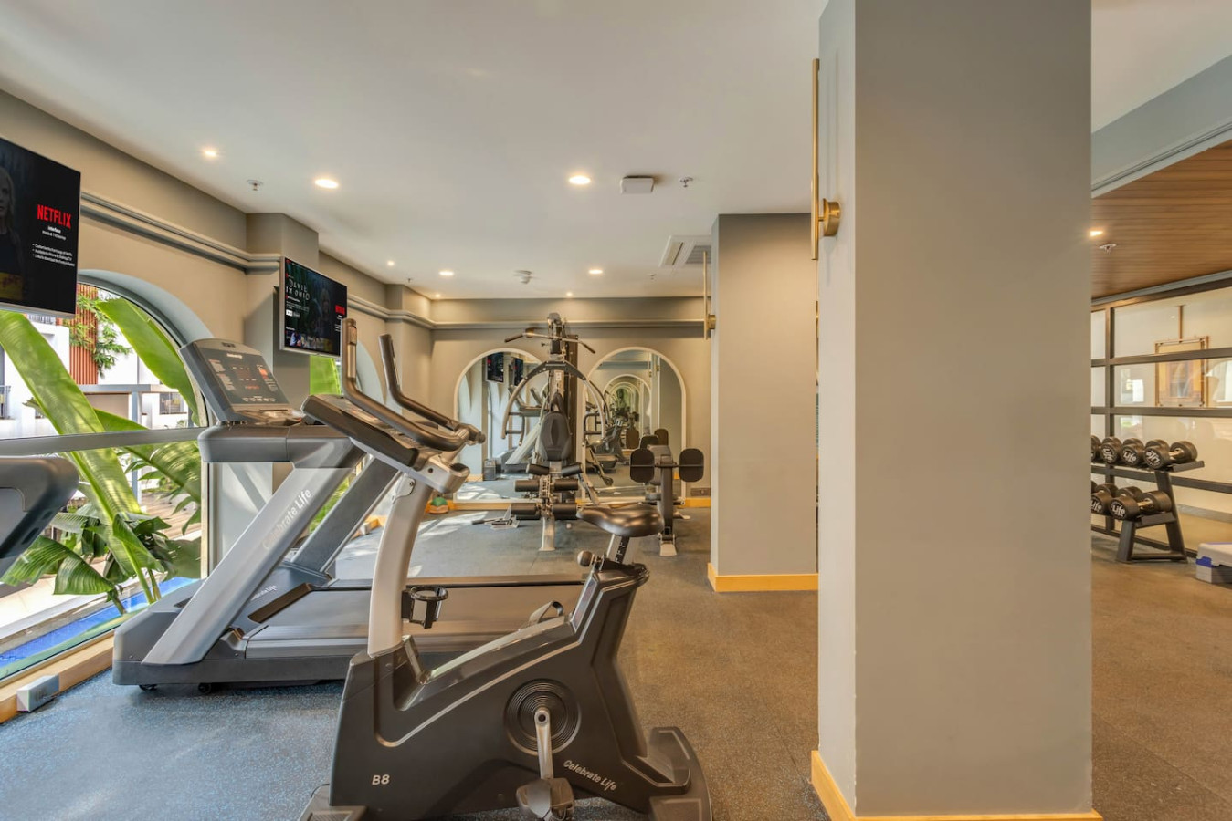 Hidden Gem | Luxe Suite w Pool View - 1km to Beach - 64