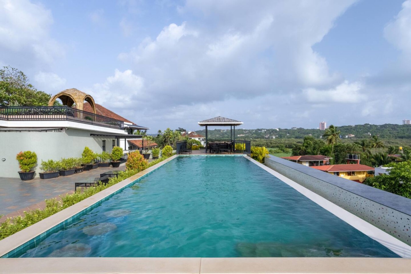 Modern 1BHK with Rooftop Pool Near Candolim Beach - 4