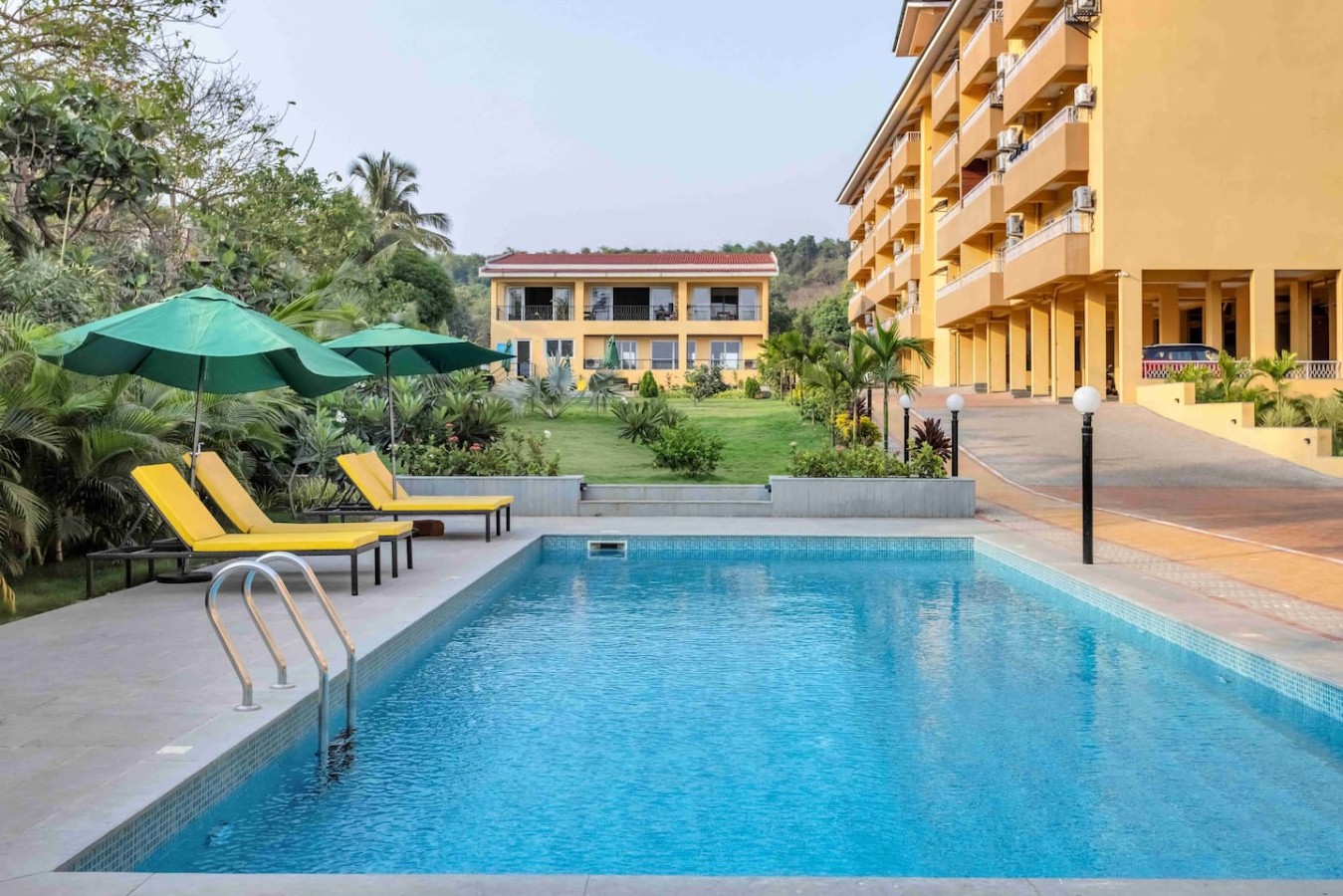 Modern 2BHK w Balcony & Pool near Candolim Beach - 25