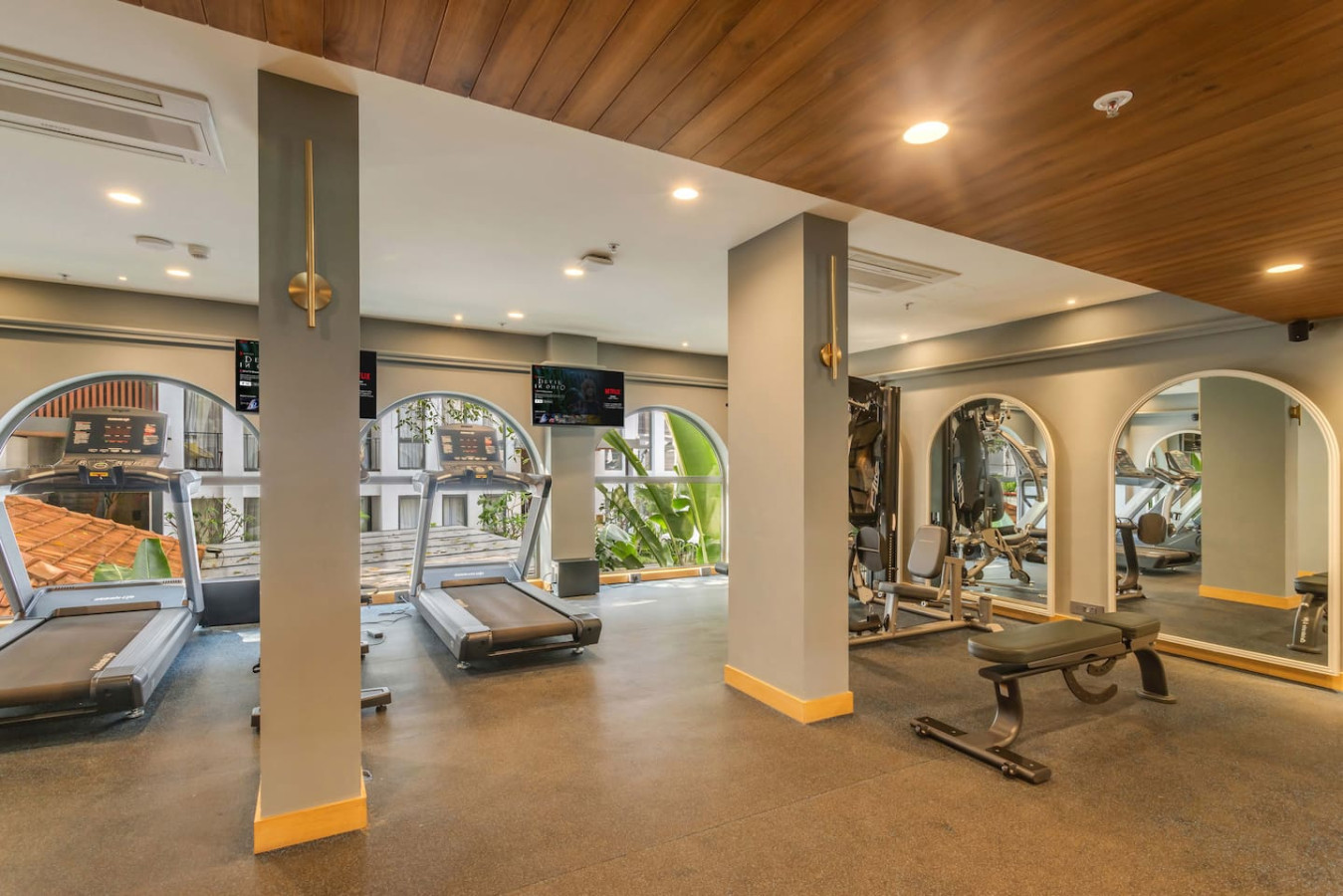 Hidden Gem | Luxe Suite w Pool View - 1km to Beach - 65