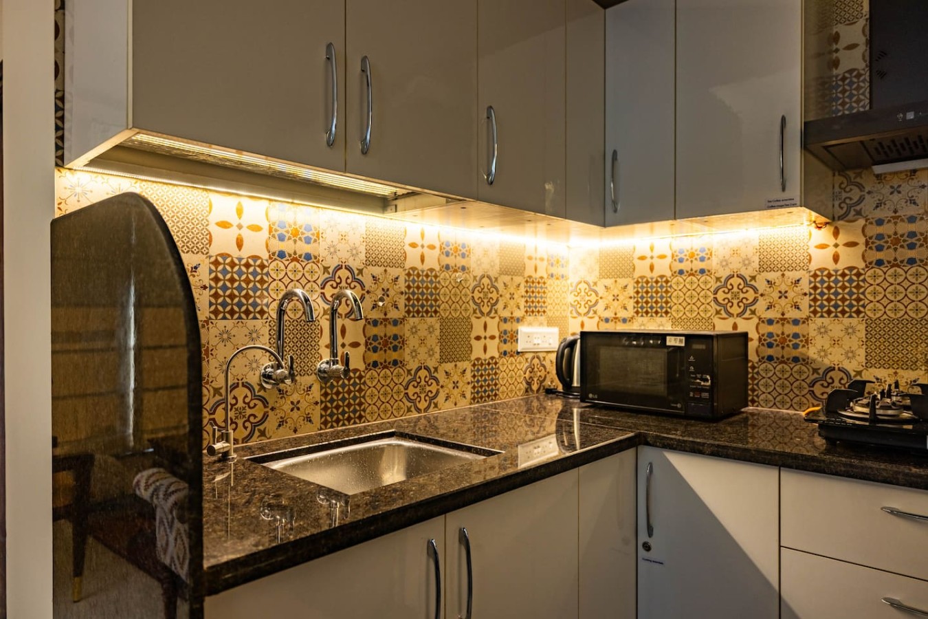Modern 2BHK w Balcony & Pool near Candolim Beach - 10