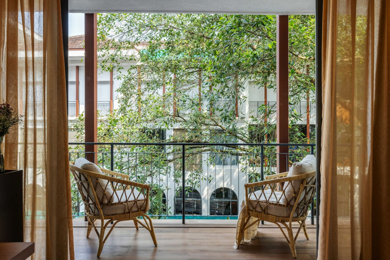 Hidden Gem | Luxe Suite w Pool View - 1km to Beach - 46
