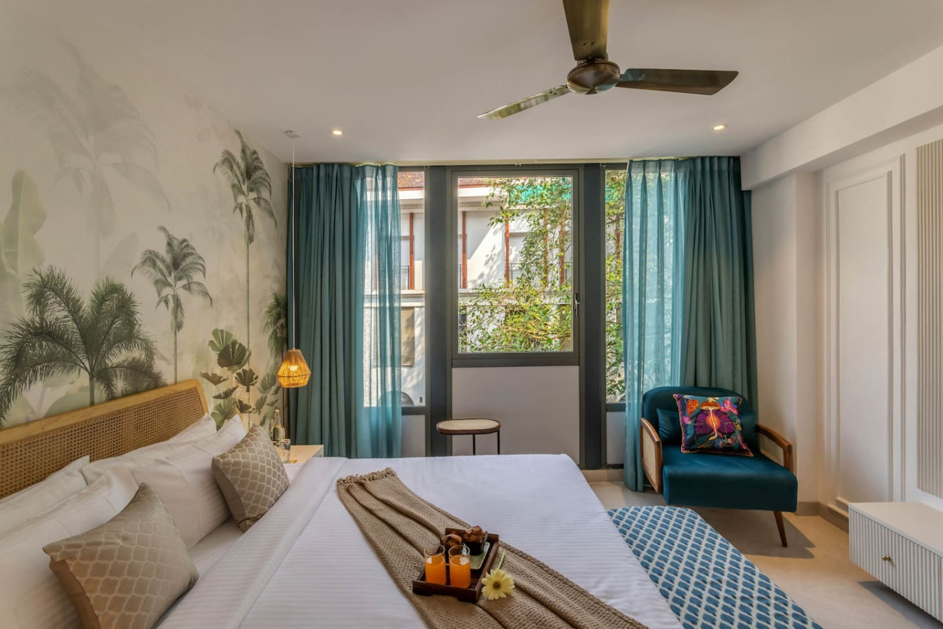 Hidden Gem | Luxe Suite w Pool View - 1km to Beach - 24