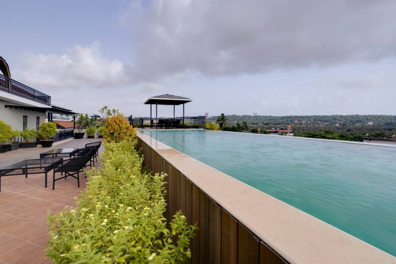 Modern 1BHK with Rooftop Pool Near Candolim Beach - 3