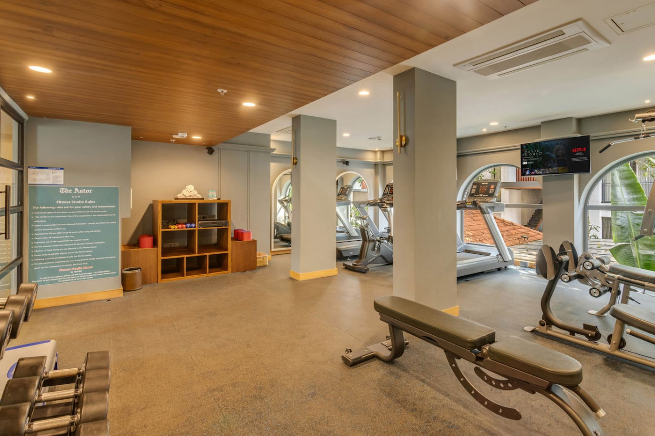 Hidden Gem | Luxe Suite w Pool View - 1km to Beach - 66
