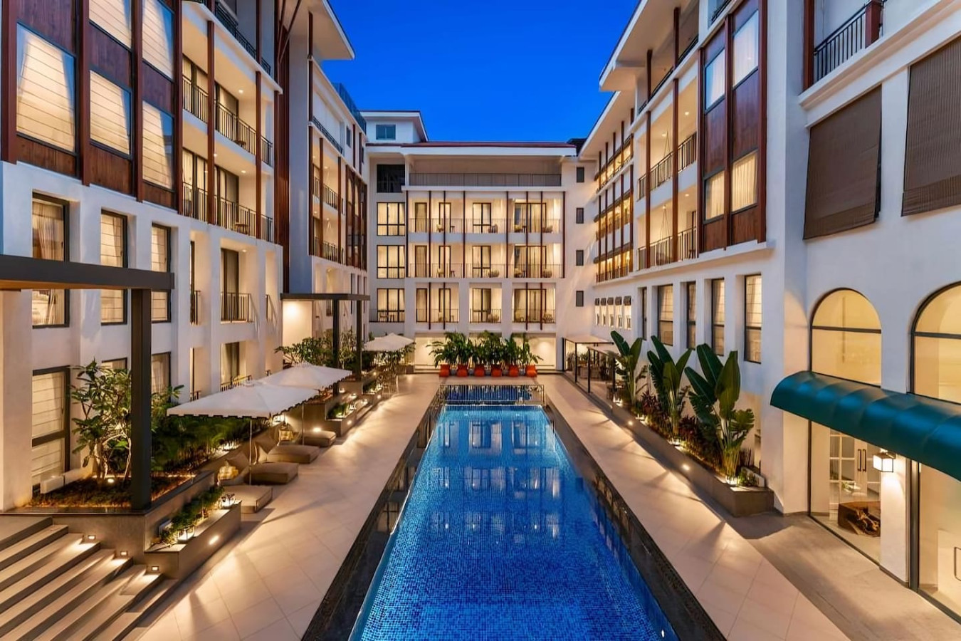 Hidden Gem | Luxe Suite w Pool View - 1km to Beach - 10