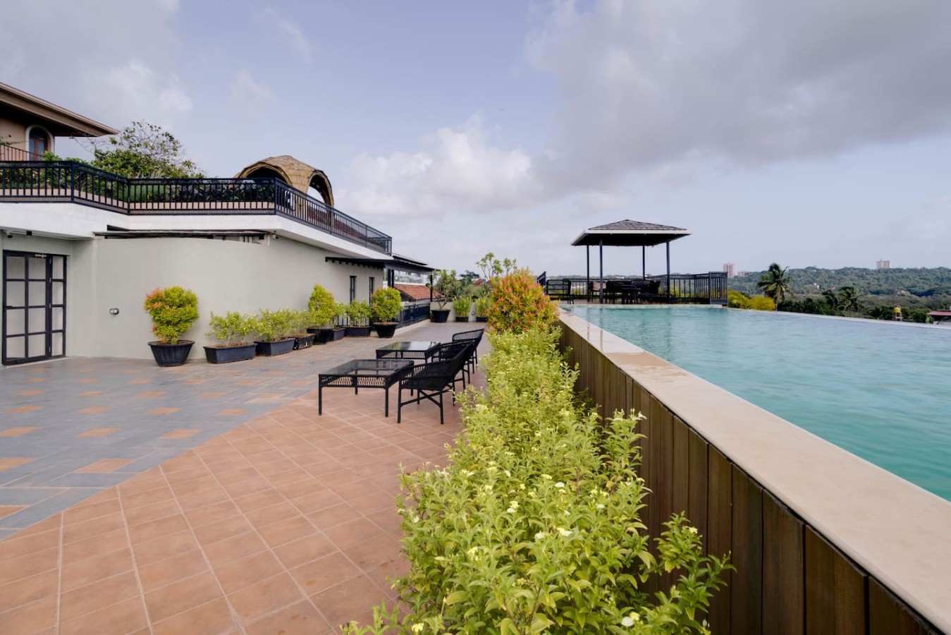 Modern 1BHK with Rooftop Pool Near Candolim Beach - 32