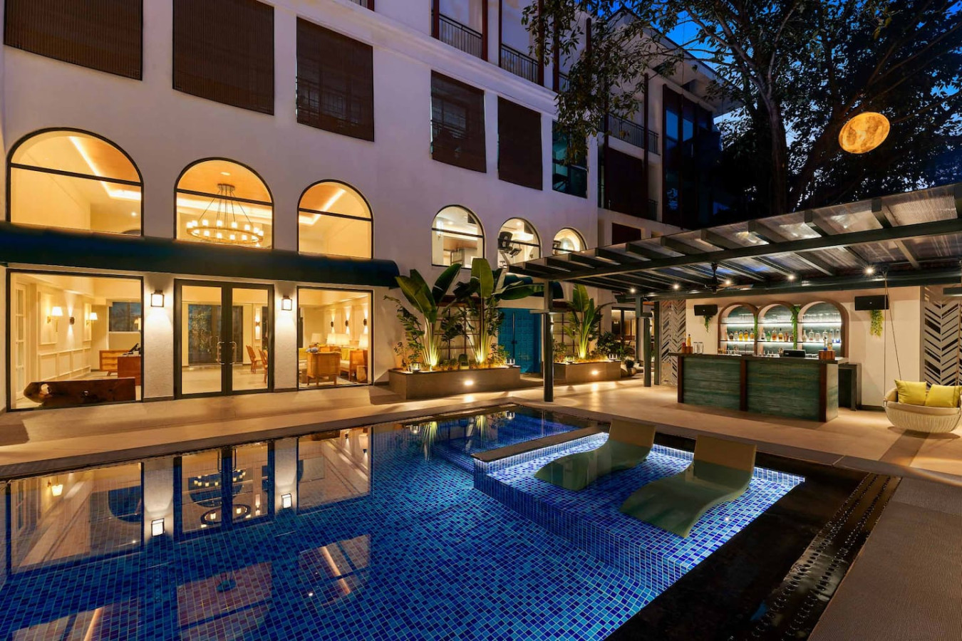 Hidden Gem | Luxe Suite w Pool View - 1km to Beach - 75