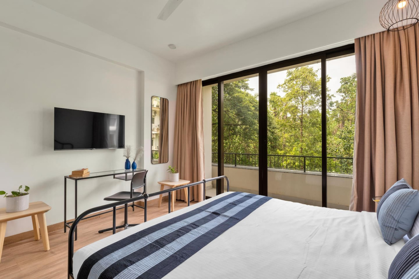 Spacious 3-BR Apartment with Pool in Candolim - 11