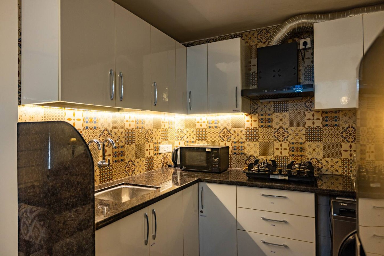 Modern 2BHK w Balcony & Pool near Candolim Beach - 12