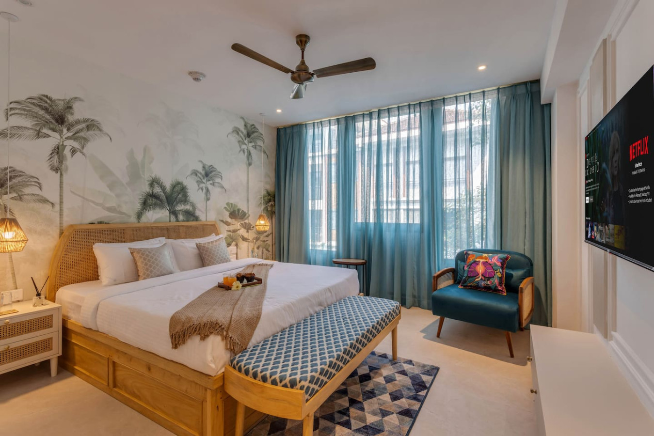 Hidden Gem | Luxe Suite w Pool View - 1km to Beach - 12