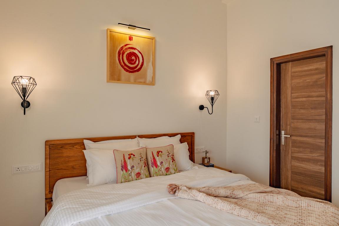 Spacious 2BR Apartment with Balcony near Candolim Beach - 9