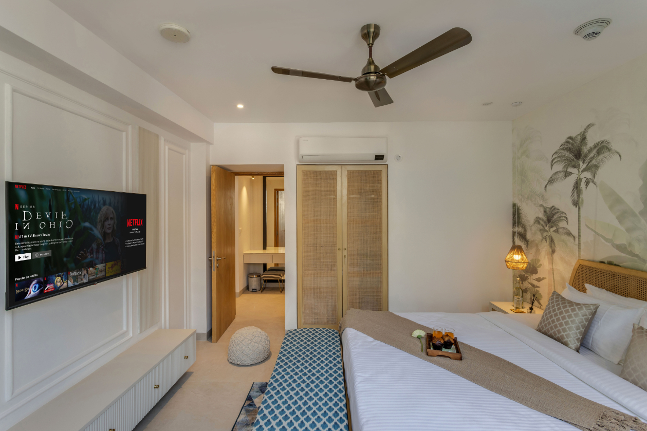 Hidden Gem | Luxe Suite w Pool View - 1km to Beach - 23