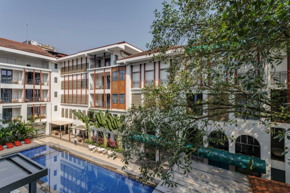 Hidden Gem | Luxe Suite w Pool View - 1km to Beach - 55