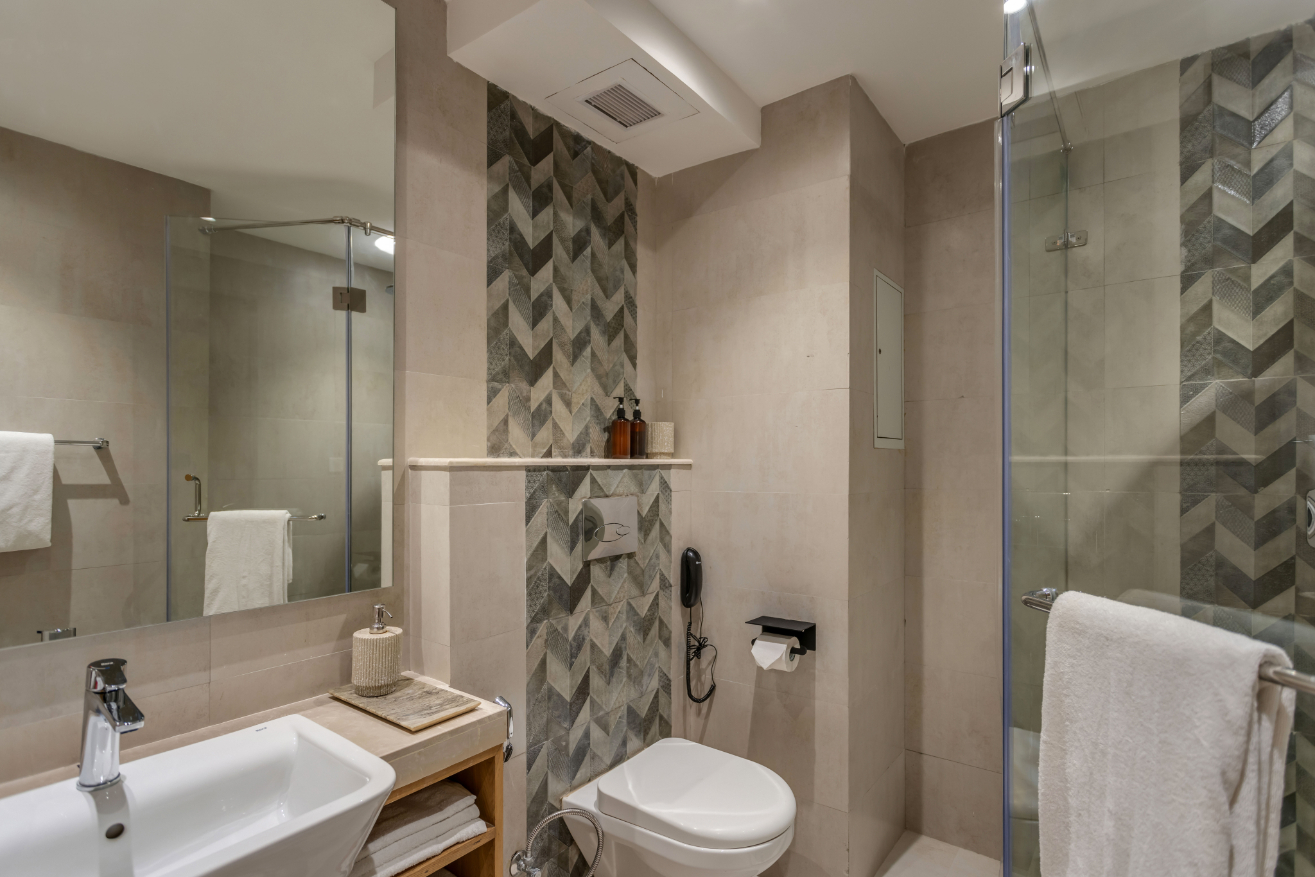 Hidden Gem | Luxe Suite w Pool View - 1km to Beach - 27